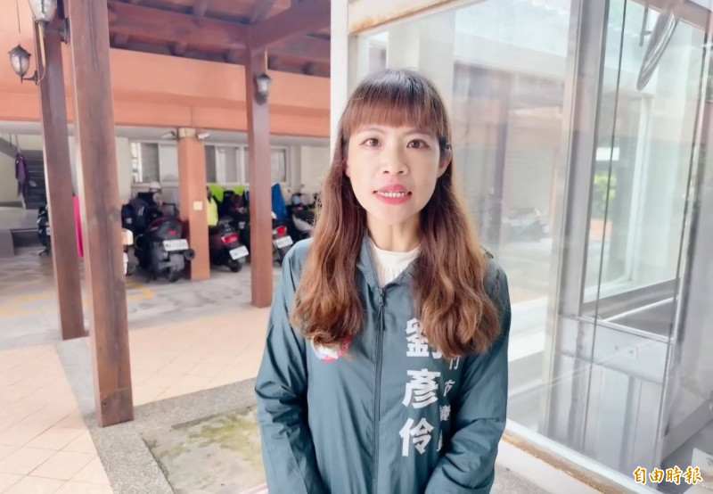 新竹市田徑場認證過期挨批比阿婆冰箱的粽子還久，市議員劉彥伶轟市府行政怠惰。（記者洪美秀攝）