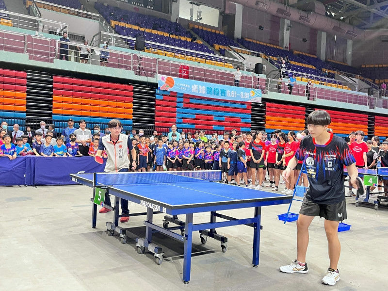 屏東縣體育發展中心主任黃柏翰及至正國中選手廖堉棋開球（屏東縣政府提供）