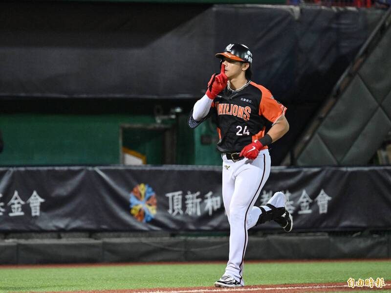 統一獅陳傑憲擊出全壘打。（記者陳逸寬攝）