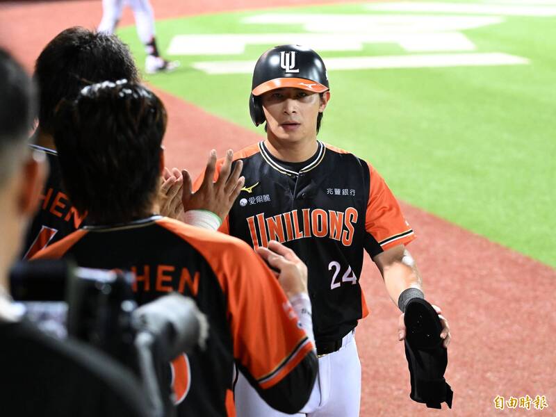 統一獅陳傑憲擊出全壘打。（記者陳逸寬攝）