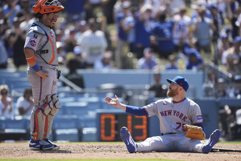 大都會8局下本壘發生致命傳球失誤，讓道奇追平比分。（美聯社）