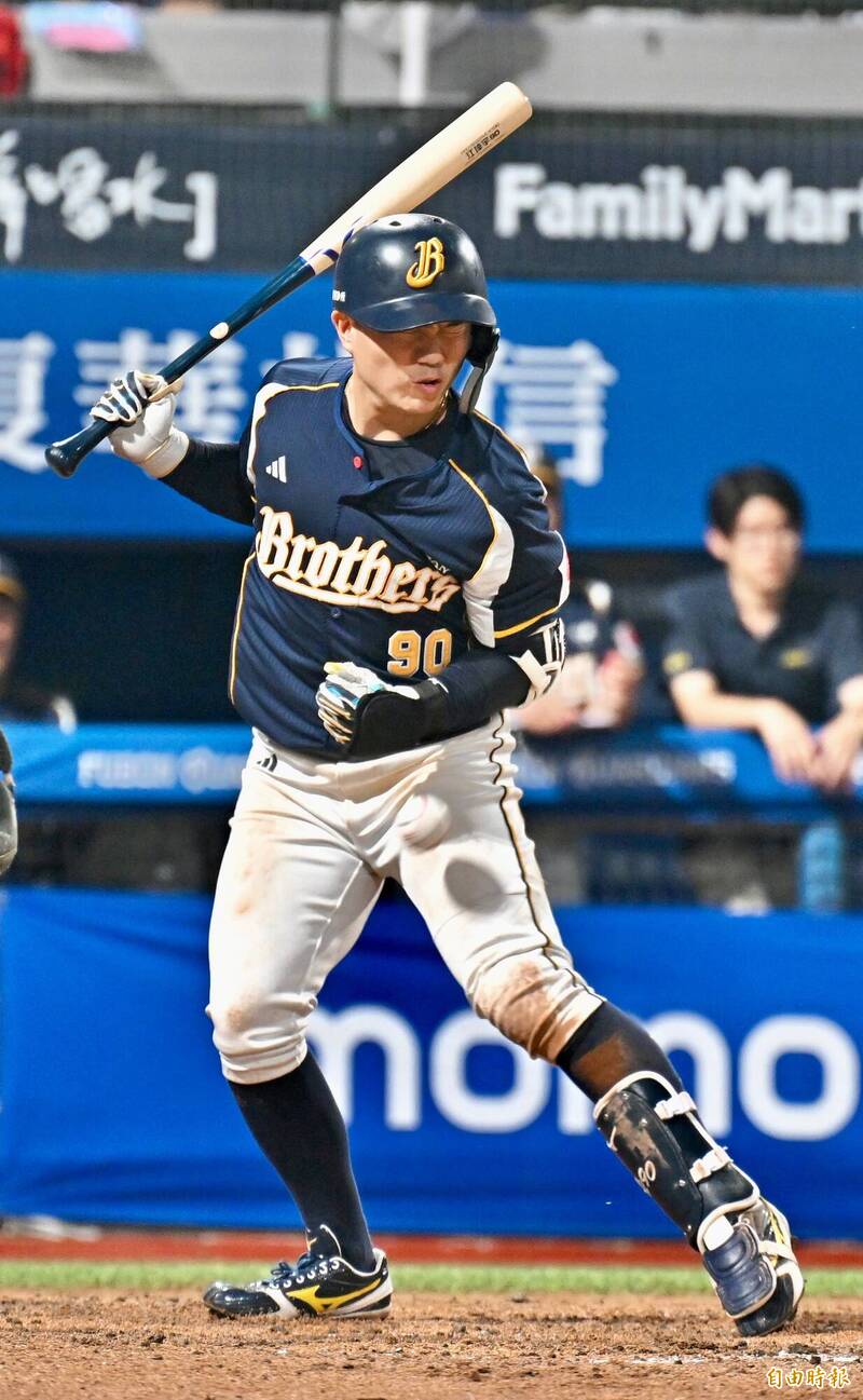 江坤宇挨球吻。（記者塗建榮攝）