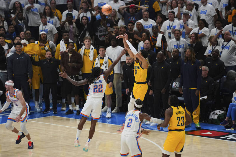 哈里伯頓投進準絕殺，幫助溜馬逆轉擊敗雷霆。（美聯社）