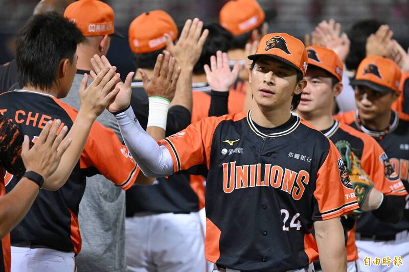 統一獅陳傑憲擊出全壘打。（記者陳逸寬攝）