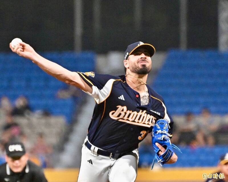 中信兄弟洋投黃博多。（記者塗建榮攝）