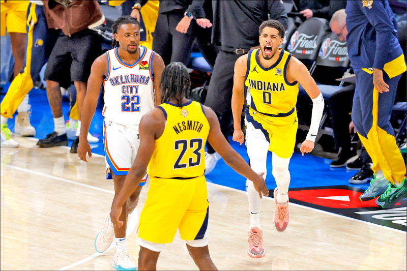 溜馬哈里伯頓（右）再度扮演溜馬救世主，最後0.3秒一記中距離跳投翻轉戰局。（路透）