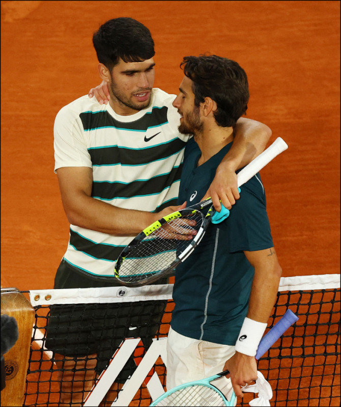 穆塞蒂（右）因傷退賽，艾卡拉茲上前致意。（路透）