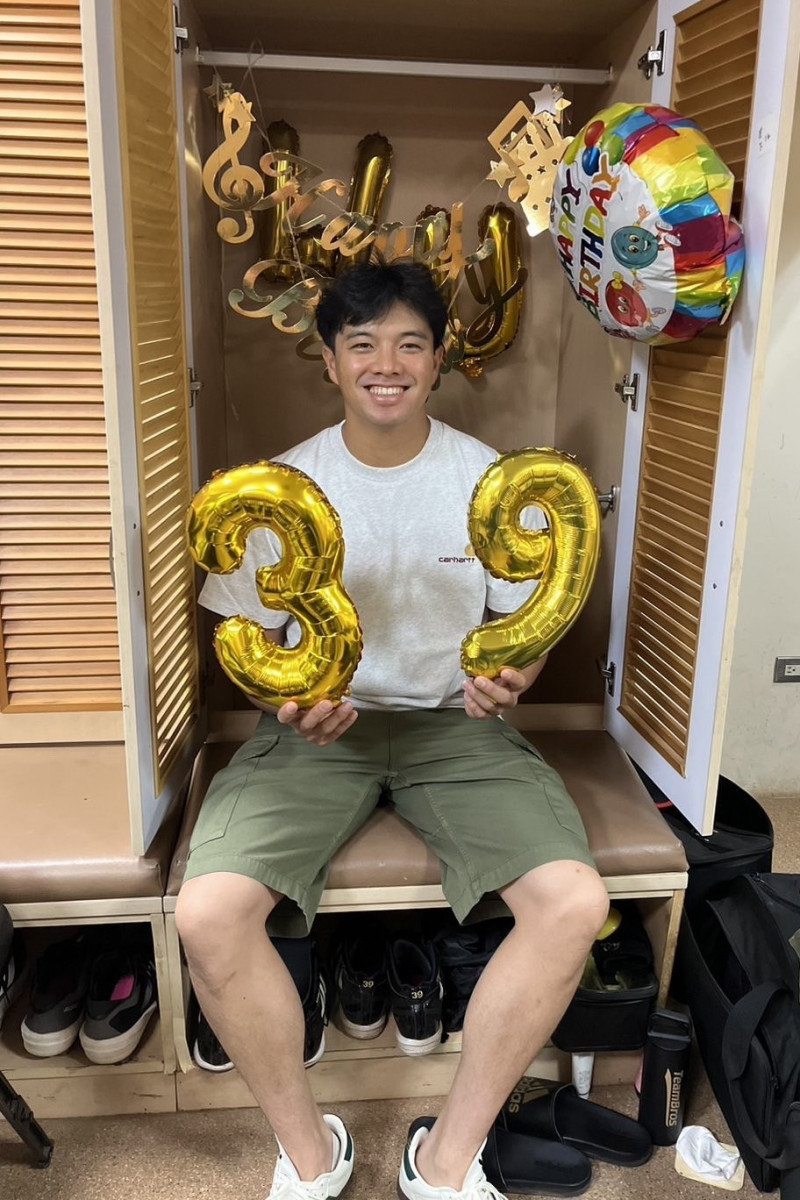 台鋼雄鷹內野手吳念庭今天賽前在桃園球場歡度32歲生日。（台鋼雄鷹提供）