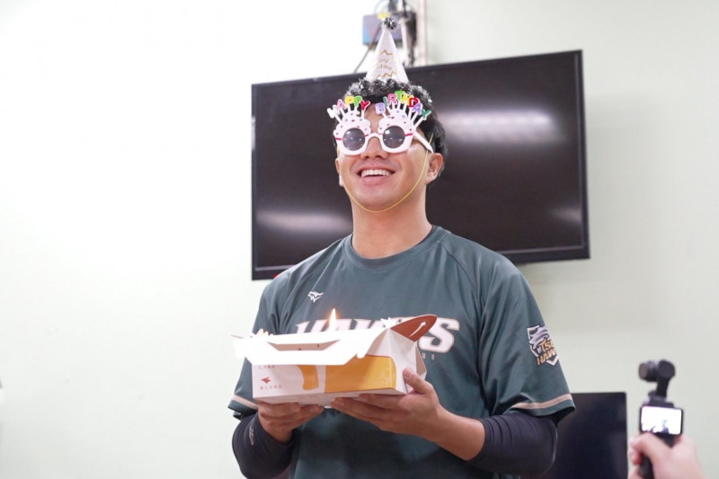 台鋼雄鷹內野手吳念庭今天賽前在桃園球場歡度32歲生日。（台鋼雄鷹提供）