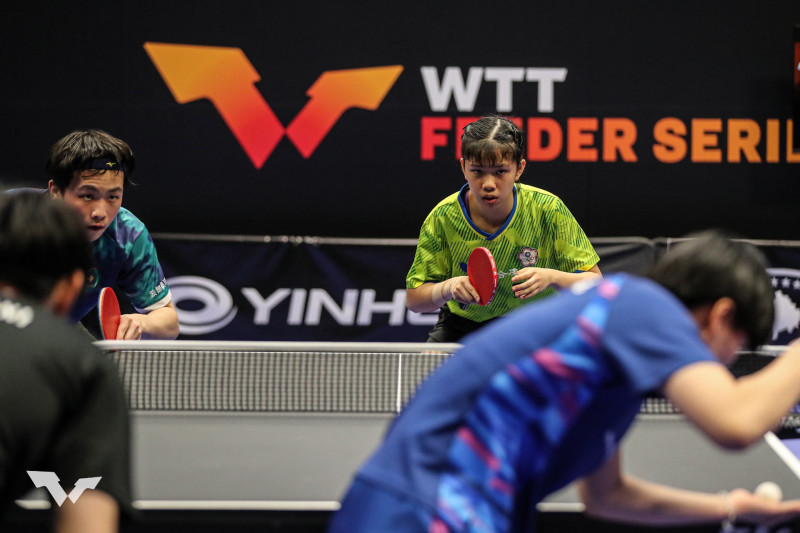 張佑安（左）、鄭樸璿在混雙決賽不敵智利組合，屈居亞軍。（取自WTT官網）