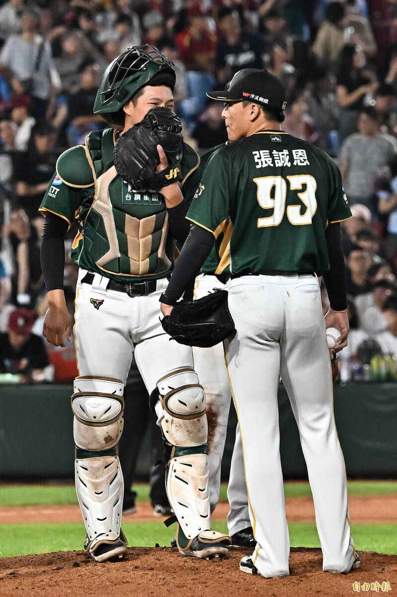 台鋼雄鷹張誠恩吞下敗投。（記者陳志曲攝）