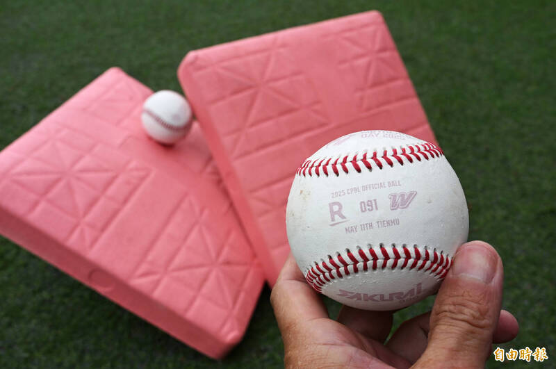 中職比賽用球。（資料照，記者林正堃攝）