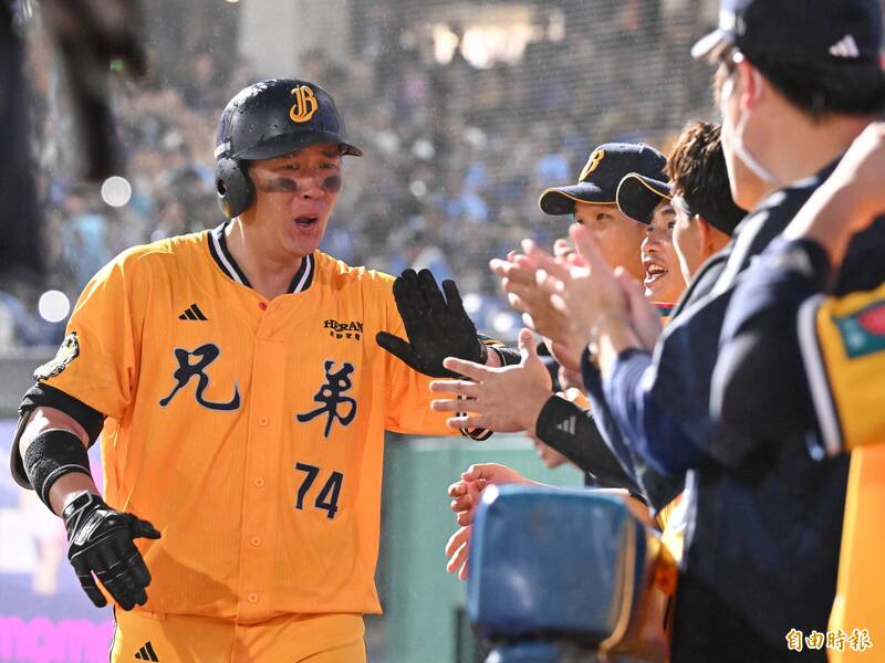 中信兄弟許基宏連三打席開轟。（記者陳逸寬攝）