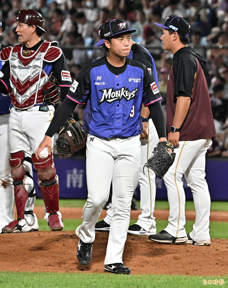 樂天桃猿陳柏豪亂流掉分。（記者陳志曲攝）