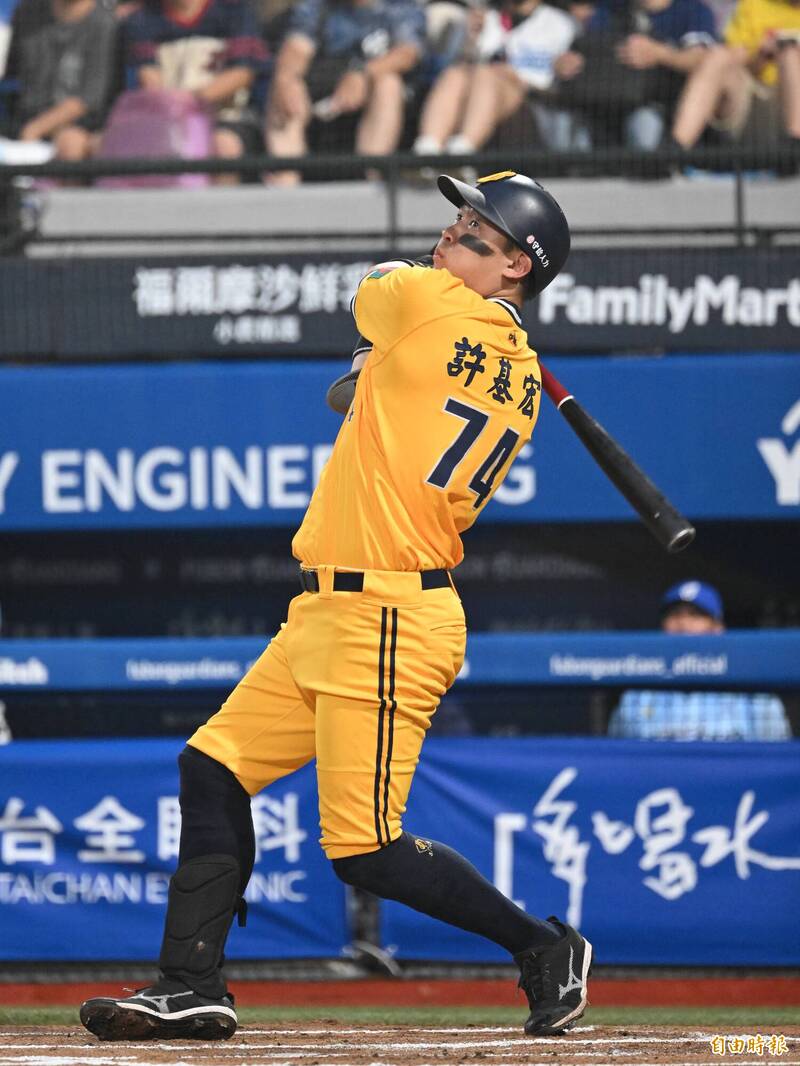 中信兄弟許基宏擊出全壘打。（記者陳逸寬攝）