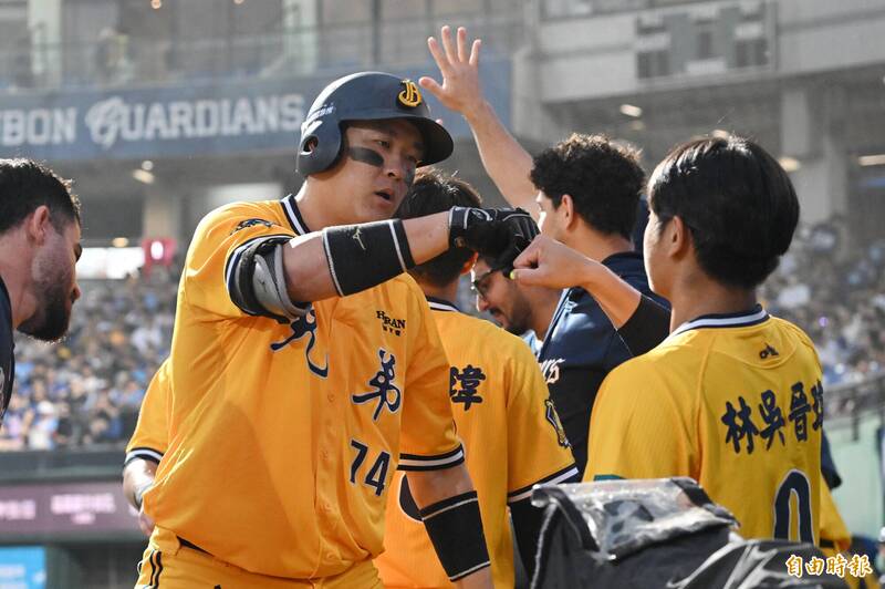 中信兄弟許基宏開轟。（記者陳逸寬攝）