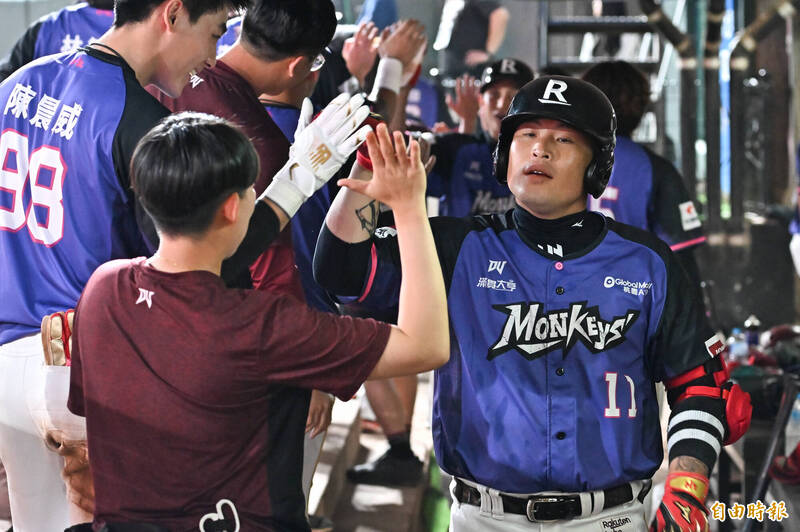 樂天桃猿林泓育代打開轟，敲出三分全壘打超前比分。（記者陳志曲攝）