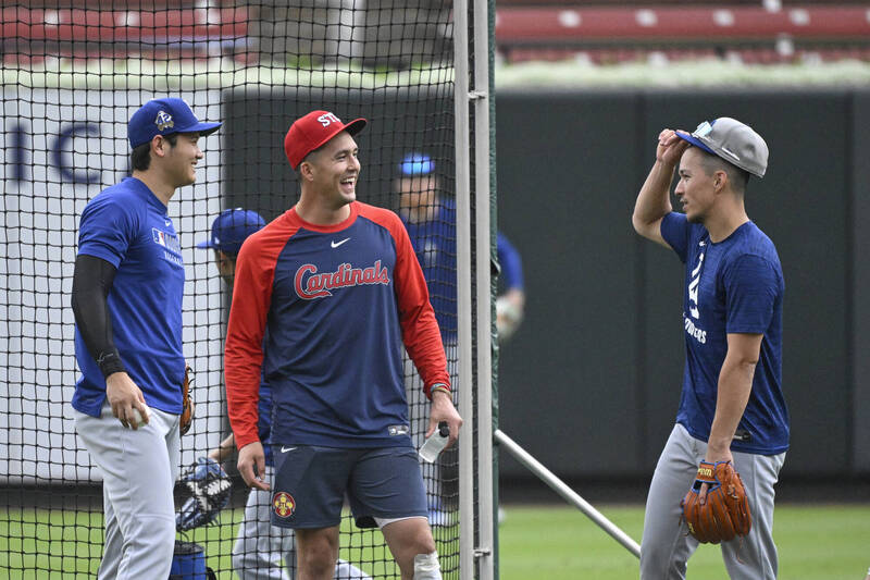 大谷翔平和努特巴爾賽前寒暄。（美聯社）