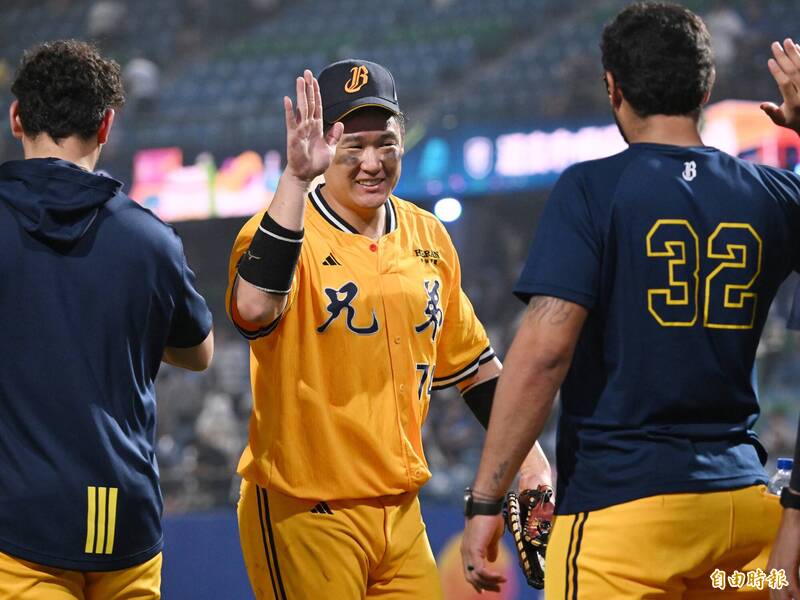 中信兄弟許基宏單場三響砲，獲得單場MVP。（記者陳逸寬攝）