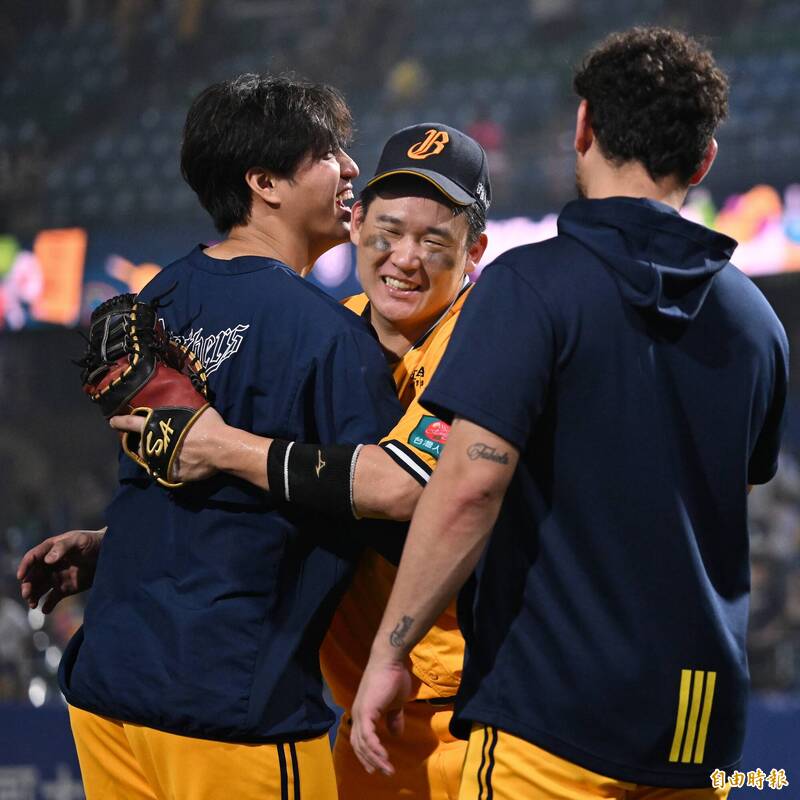 中信兄弟許基宏（中）單場三響砲，獲得單場MVP，賽後與先發投手鄭浩均（左）擁抱。（記者陳逸寬攝）