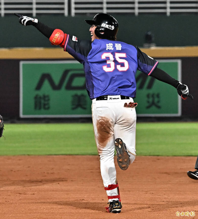 樂天桃猿成晉敲出再見安打結束比賽。（記者陳志曲攝）