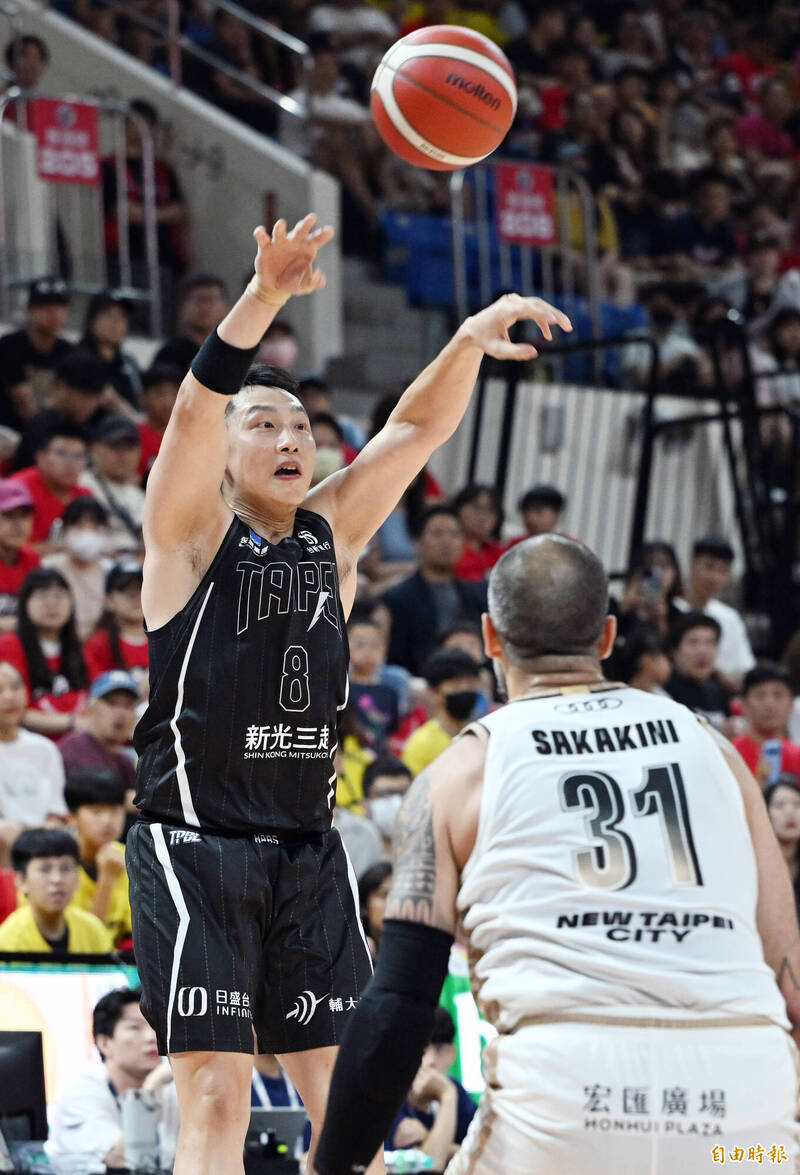 台新戰神陳文宏傳球。（記者廖振輝攝）