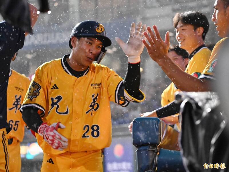 中信兄弟張仁瑋擊出全壘打。（記者陳逸寬攝）