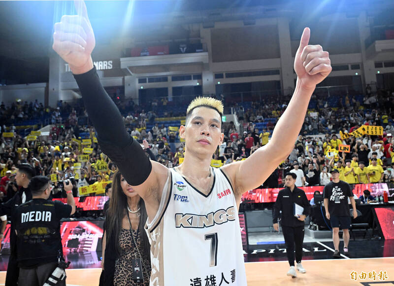 新北國王4連勝完成橫掃，林書豪向賽後向場邊球迷拍手、比讚。（記者廖振輝攝）