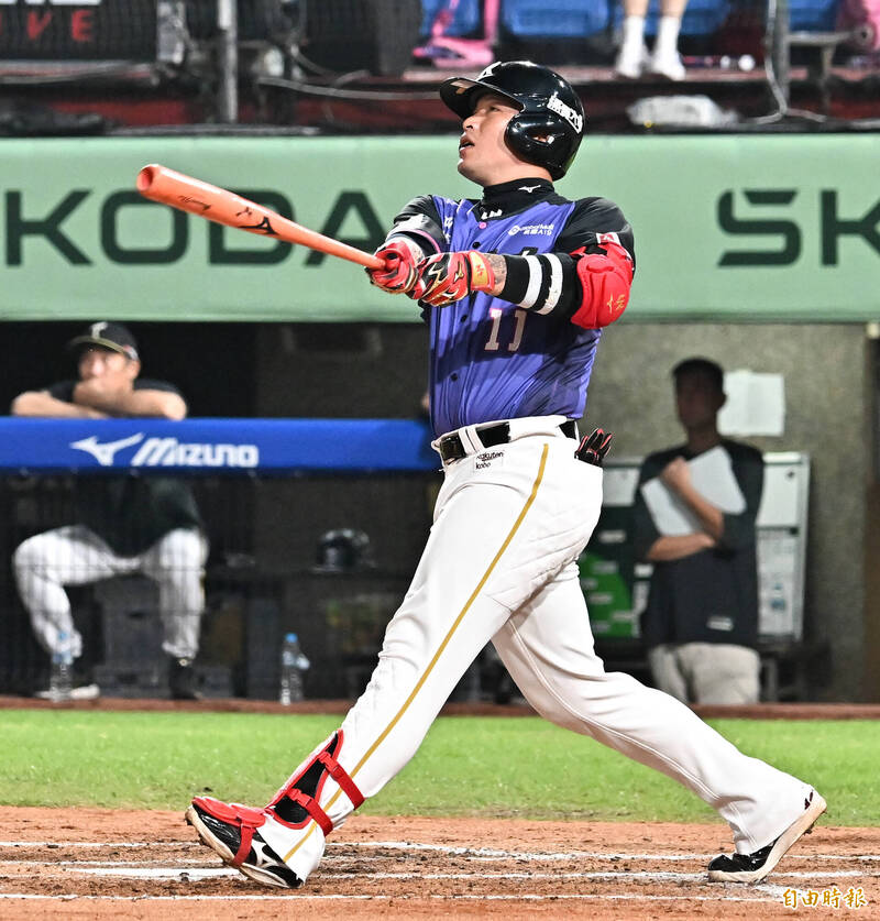 樂天桃猿林泓育代打開轟，敲出三分全壘打超前比分。（記者陳志曲攝）