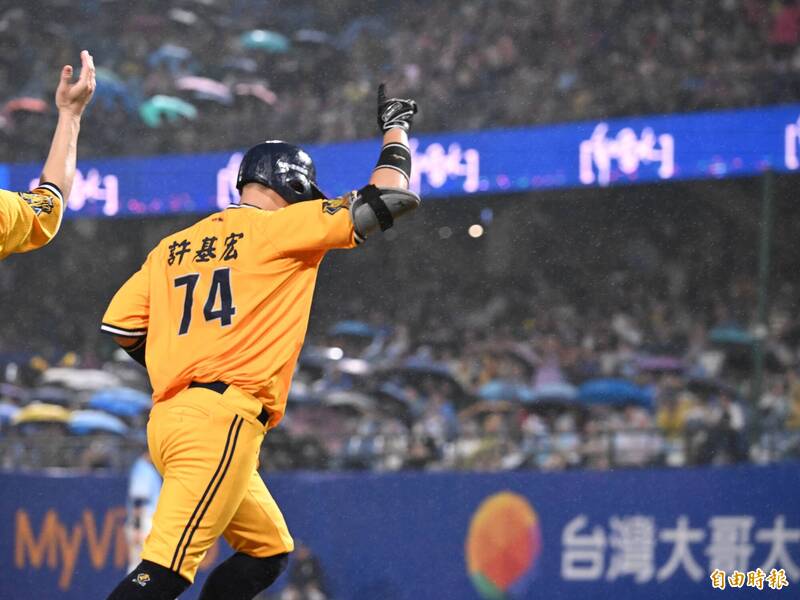 中信兄弟許基宏擊出全壘打。（記者陳逸寬攝）