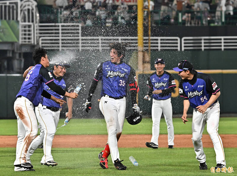 樂天桃猿成晉敲出再見安打結束比賽。（記者陳志曲攝）