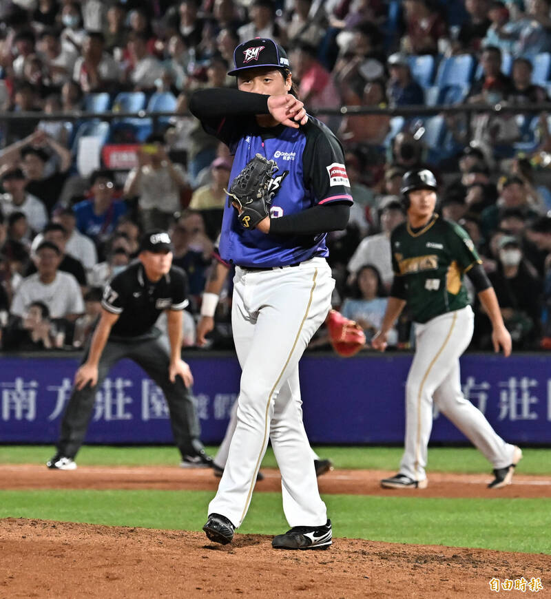 樂天桃猿陳柏豪亂流掉分。（記者陳志曲攝）