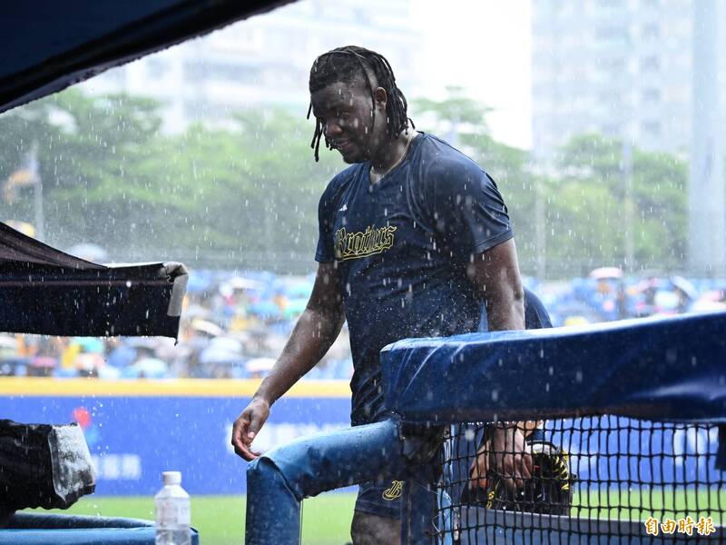 中信兄弟洋投德保拉。（記者陳逸寬攝）