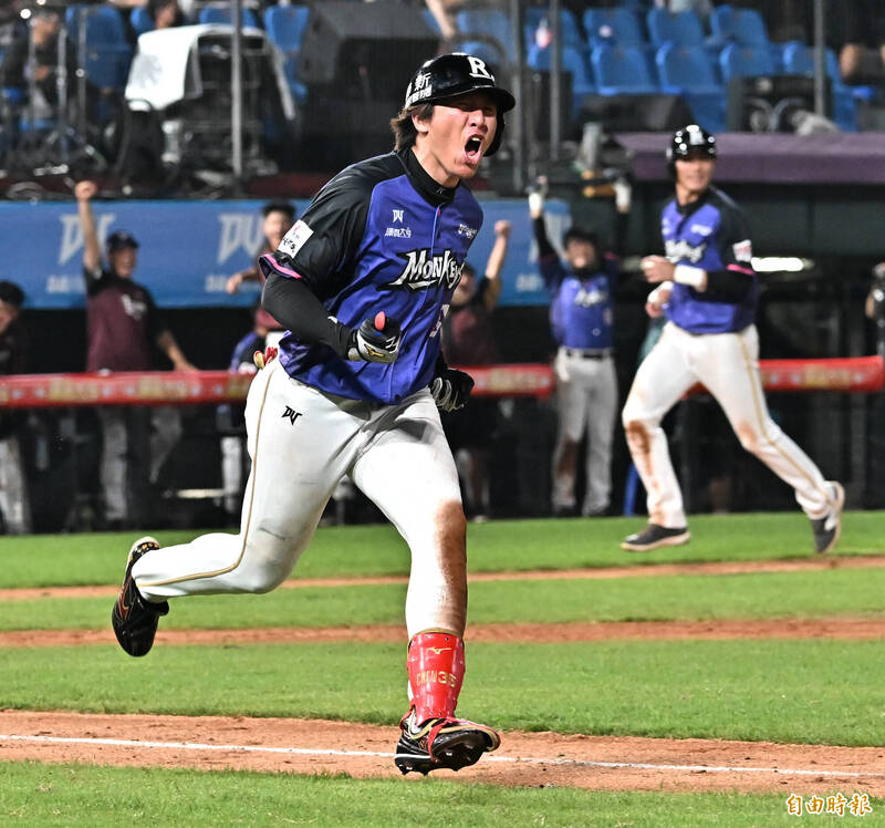 樂天桃猿成晉敲出再見安打結束比賽。（記者陳志曲攝）
