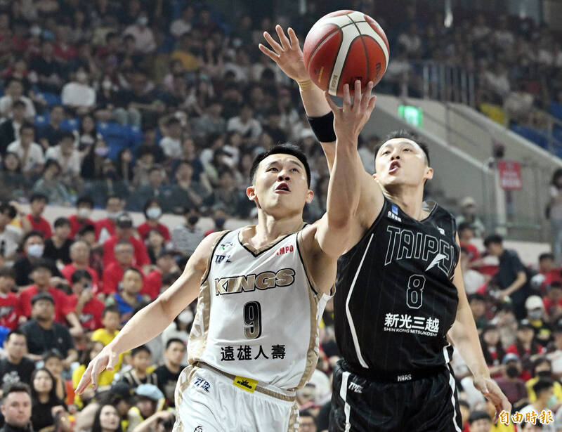 新北國王李愷諺（左）。（記者廖振輝攝）