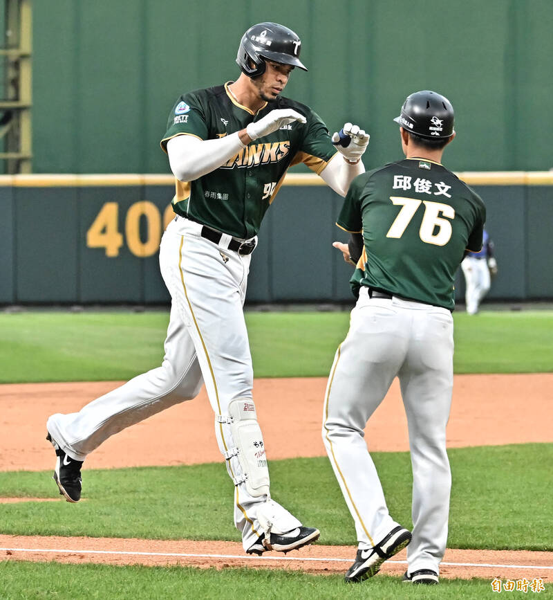 台鋼雄鷹魔鷹敲出二分全壘打。（記者陳志曲攝）