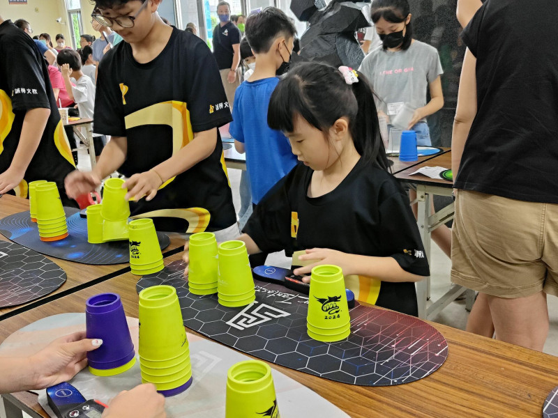 苗栗縣今年度縣長盃競技疊杯錦標賽登場，各組選手比賽時拚技巧，也拚速度。（苗縣府提供）