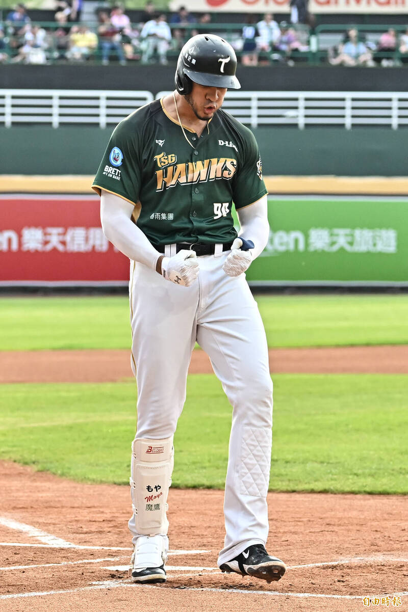 台鋼雄鷹魔鷹敲出二分全壘打。（記者陳志曲攝）