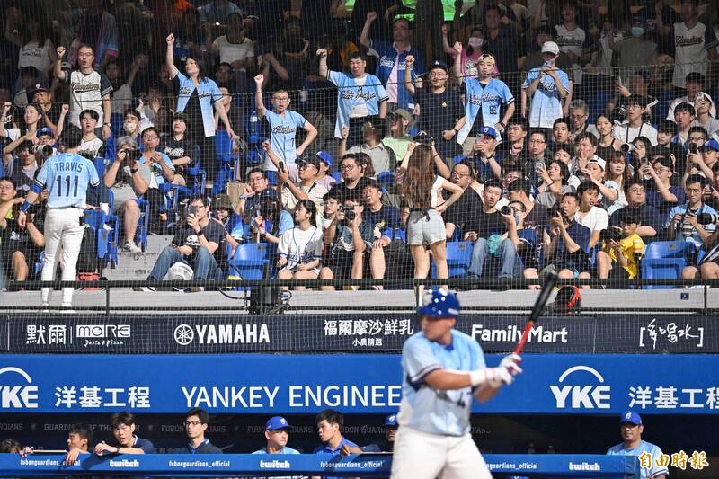「新莊城堡」球迷應援。（記者陳逸寬攝）