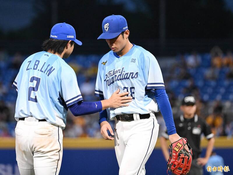 富邦悍將三壘手董子恩發生失誤，林澤彬（左）上前鼓勵。（記者陳逸寬攝）