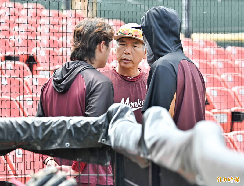 樂天桃猿總教練古久保健二（中）賽前找陳柏豪（左）講話。（記者陳志曲攝）