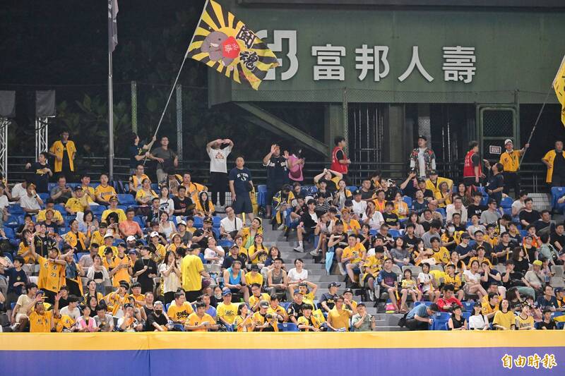 外野象迷應援。（記者陳逸寬攝）