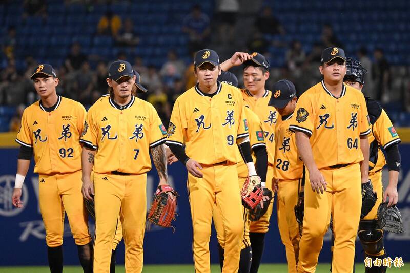 中信兄弟橫掃富邦悍將。（記者陳逸寬攝）