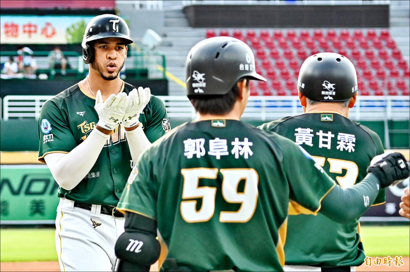 台鋼魔鷹（左）首局就擊出本季獨走聯盟的第14轟。（記者陳志曲攝）