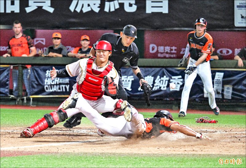 統一獅陳傑憲8局打下超前分，自己也回本壘得分。（記者方賓照攝）