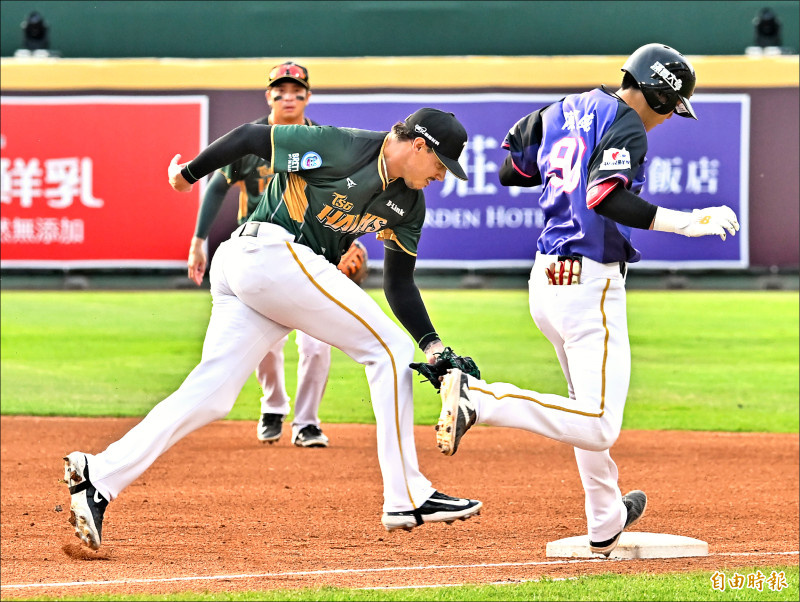 桃猿陳晨威（右）跑出內野安打，推進連續31場安打。（記者陳志曲攝）