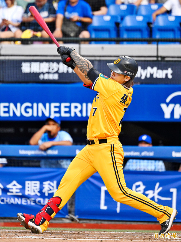 兄弟張志相信桃猿陳晨威的連續場次安打，可以打破聯盟紀錄。（記者陳逸寬攝）