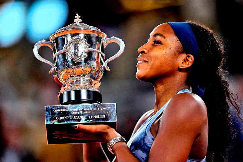 高芙歷經3盤激戰，生涯首奪法國網球公開賽女單冠軍。（法新社）