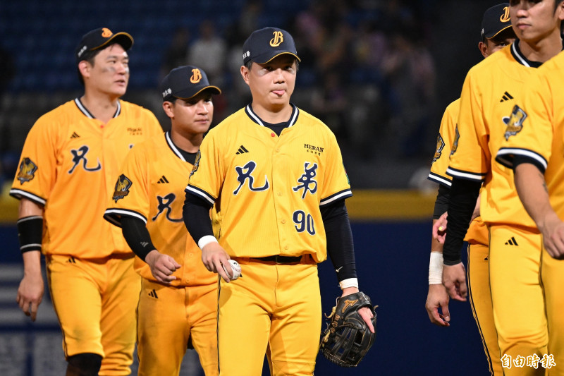 3.「小可愛」江坤宇首戰就遭觸身球提前退場，後兩戰雖未先發，在總教練平野惠一靈活調度之下，讓他維持「全勤」出賽。（記者陳逸寬攝）