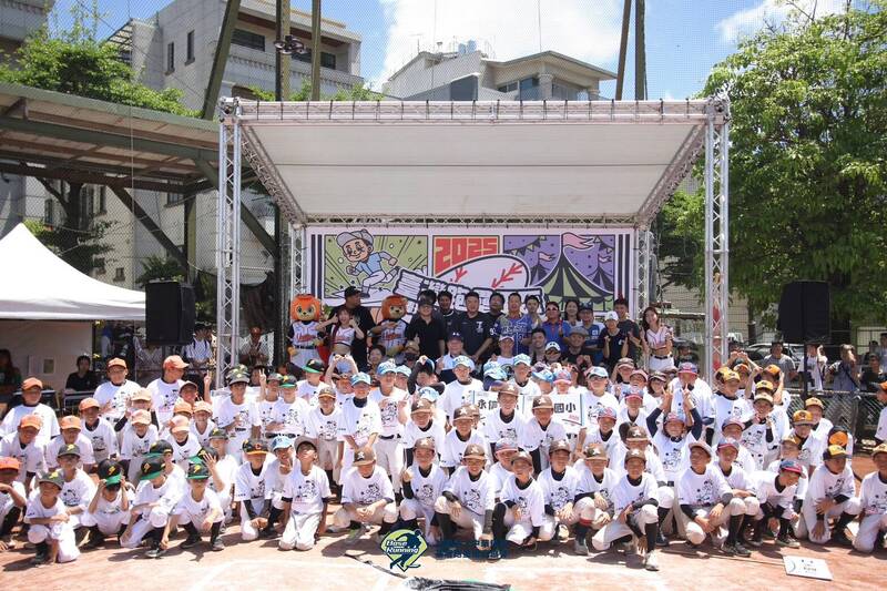 由社團法人中華民國基層跑壘推廣協會主辦的「台灣跑壘王盃棒球公益博覽會暨園遊會」昨圓滿落辦。（中華民國基層跑壘推廣協會提供）